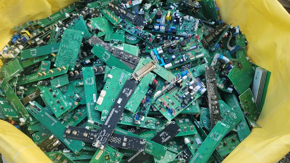 대형 마대 안에 담긴 여러 종류의 산업용 폐PCB