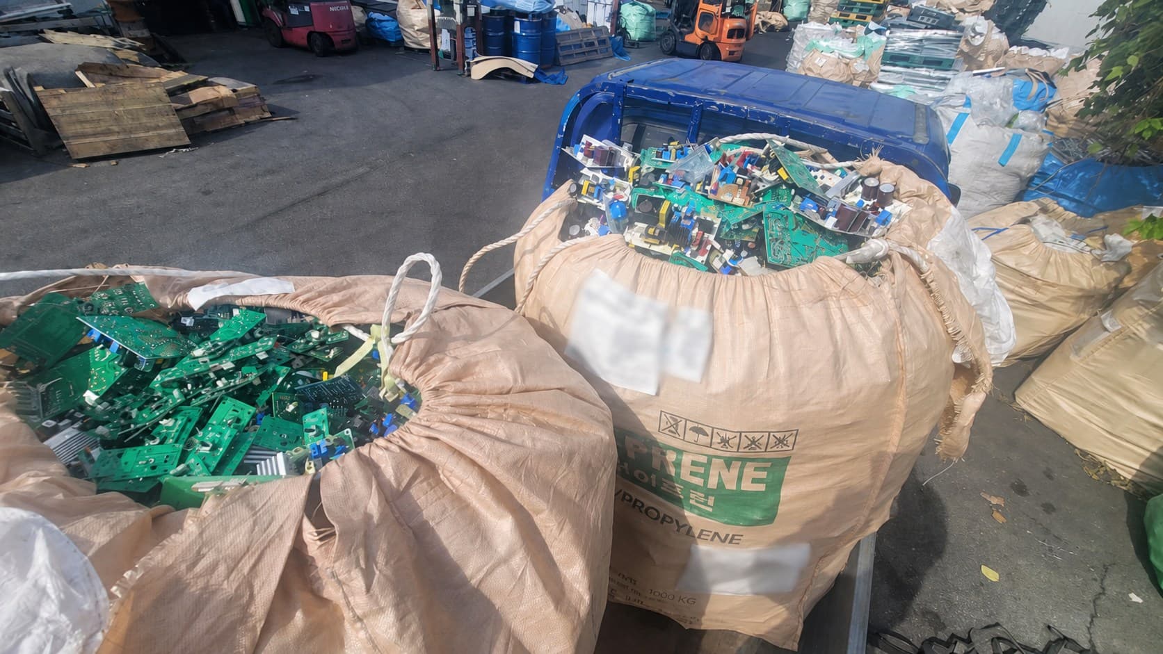 대형 마대 여러 개에 담겨 입고된 실제 PCB 물량